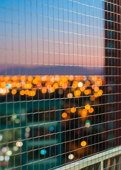 detalle perfilería de aluminio para cierre de balcón con malla