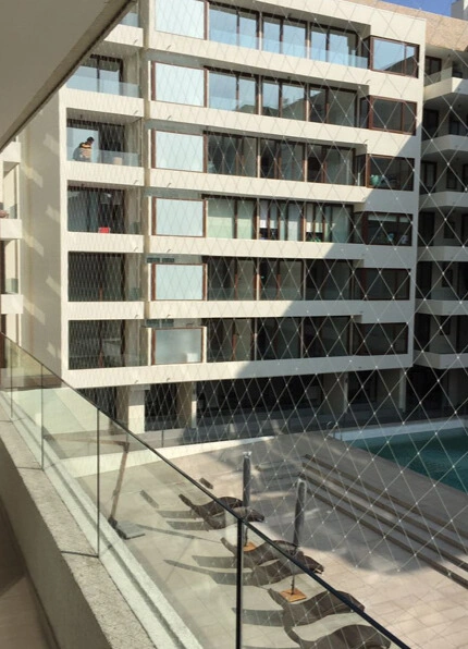 malla de seguridad para balcones instalada en baranda de vidrio (5×5)