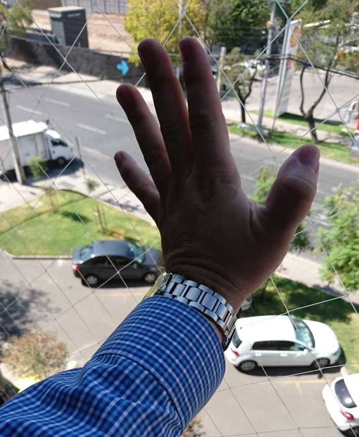 malla monofilamento de nylon con nudo 5×5 instalada en balcón