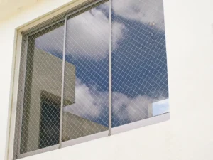 Mallas para ventanas de seguridad instaladas en marco de aluminio, alta transparencia y ventilación; protección confiable para niños y mascotas.